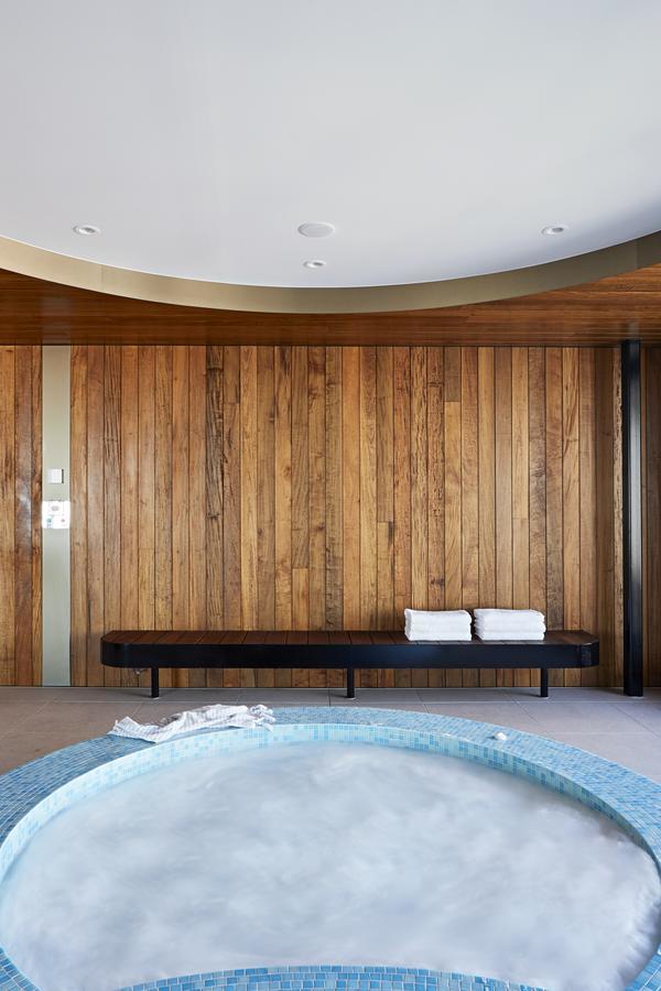 泰尔阿尔伯特公园湖公寓 墨尔本 外观 照片 A wall clad in Australian hardwood